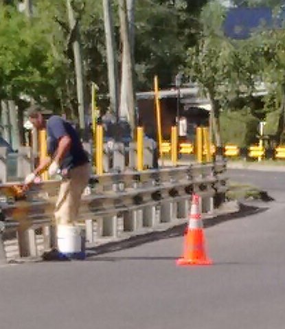 vivi_torcuato's tweet photo. Para mejorar la circulación del tránsito en nuestra ciudad estamos demarcando con pintura vial el guard rail de Boulogne Sur Mer y Arroyo Basualdo. https://t.co/gJwW5CahDr