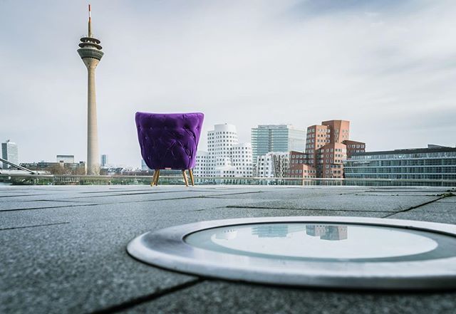 bonsaisab's tweet photo. It’s like the @lyndasparshatt chair just landed in Düsseldorf from planet purple. 
#500meaningfuldays #upholstery #lyndasparshatt #brownleatherbook #pantone #pantone2018 #pantonecoloroftheyear #purple #pantonepurple #cocktailchair #medienhafen #mediaharb… https://t.co/j8issSoFcV https://t.co/l8ULqsQGpD