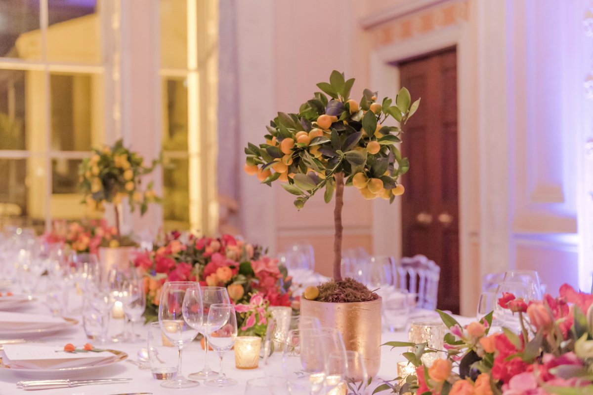 AtelierEm's tweet image. A celebration of #ChineseNew Year at @HomeHouseLondon for @Harrods  using rich colours and oranges for #goodluck thank you @flobrooksphoto #AtelierEmmanuel #Harrods #YearOfTheDog #HomeHouse #ranunculus #orchids #florist #florals #London #2018