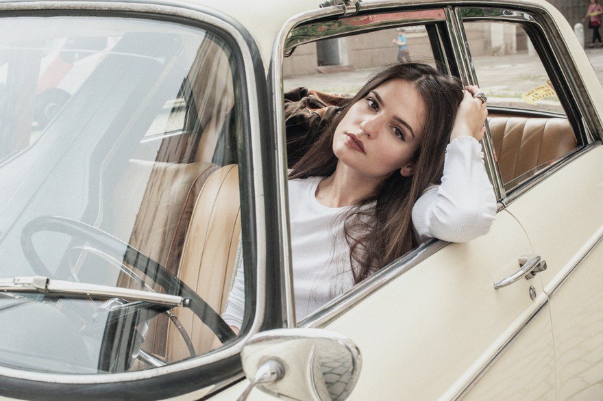 The new EP is here and we can’t get enough! Half Moon Lane by <a href="/violettazironi/"></a>: ow.ly/LJJf30izLJA