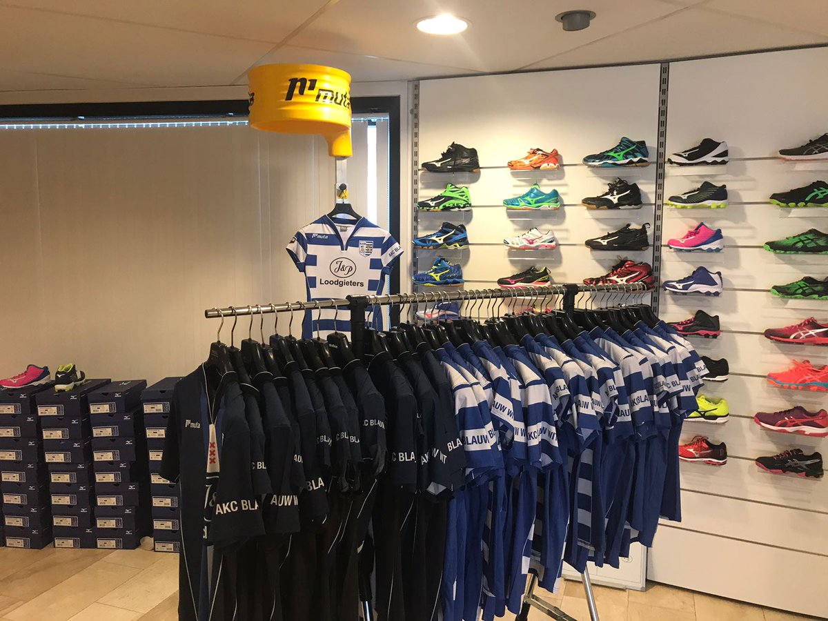 Mutakorfbal's tweet photo. Wedstrijdkleding van @BWAmsterdam in uiterste staat van gereedheid voor de topper van zondag tegen @LDODK. #trotseleverancier #mutasport https://t.co/OI1K1RsvuX