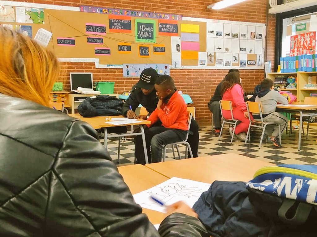 EscBarodeviver's tweet photo. #AraMateix el #ProjecteTangram creant els ponts necessaris entre infants i adults! Bona feina @Cantuche1, @Eesclapes i @consorciedubcn! https://t.co/LSLwo1bnlg