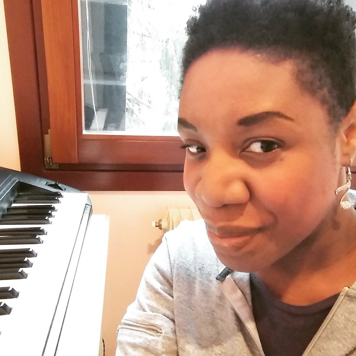 GingaSinger's tweet image. Questa giornata è grigia fuori...ma per noi è rosa dentro!!!
Angolino nuovo per il mio nuovo studio!!
@AlexFortin84 creo il mio angolo di "pace&amp;amp;musica"
Si parte anche oggi con le lezioniiiii!!!