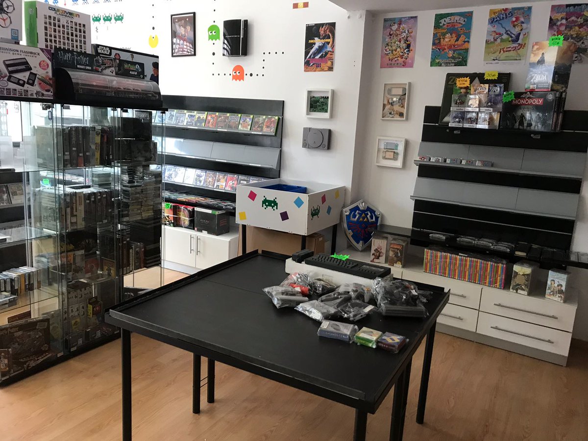 pixel_mundo's tweet image. Hemos dejado la tienda medio vacia para ir esta tarde a la #retroweekend de Bilbao, pasad por nuestro stand #mundopixel