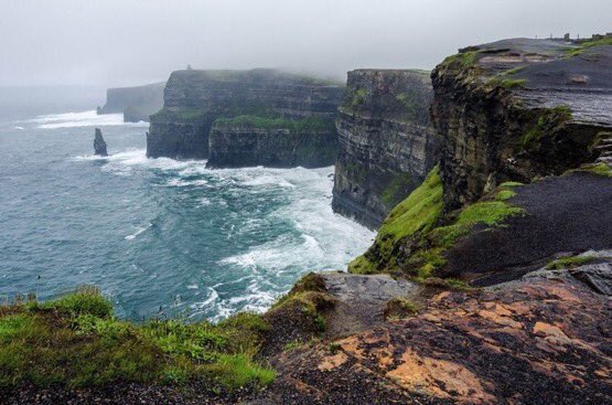 Клиф какого. Скалы мохер, графство Клэр, Ирландия. Cliffs of Moher Ирландия. Cliffs of Moher Ирландия картина. Клиффы в Ирландии.