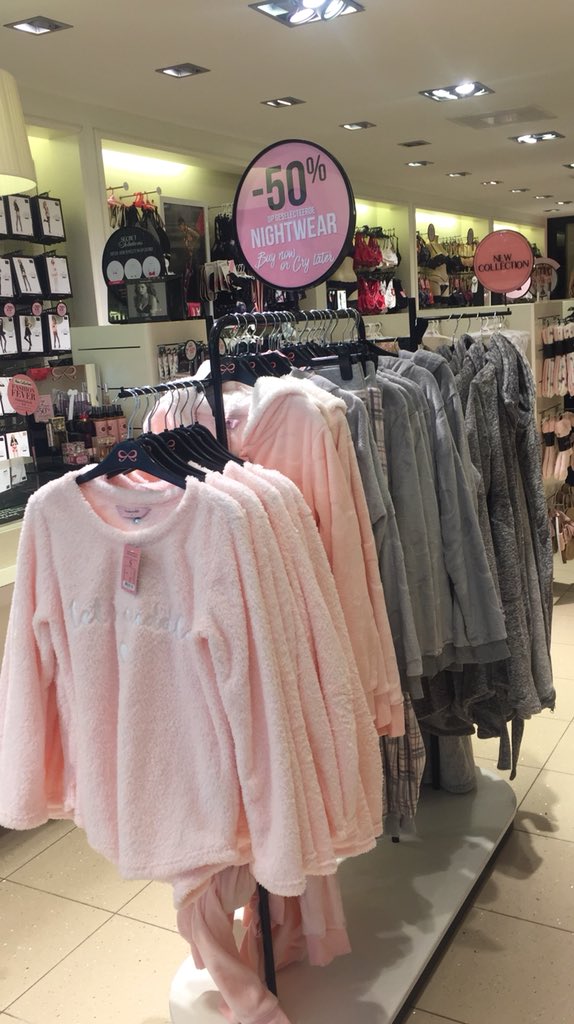 #hunkemoller #fleece #50%off #coldoutside. Baby it’s cold outside let’s buy something warm.