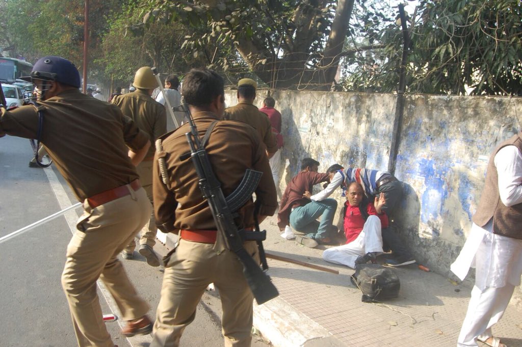 PrinceAAP's tweet photo. ये देखिए योगी पुलिस का दानवी रूप, इस तस्वीर में साफ़ दिख रहा है की एक भी महिला पुलिस मौजूद नहीं। महिलाओं के साथ ग़लत व्यवहार करने से रोके जाने पर पुलिस ने AAP साथियों को लाठियों से मार-मार कर किया गम्भीर रूप से चोटिल। https://t.co/bkB4cVpERw