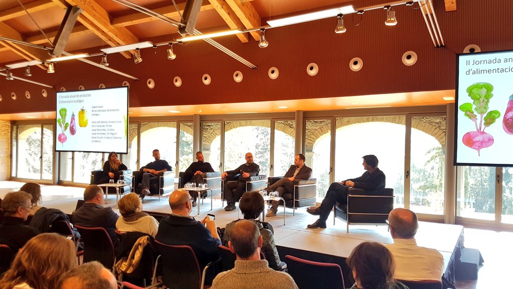 FCLP_Fundacio's tweet photo. Seguim amb la segona taula rodona on parlarem de "Bones pràctiques a la producció de productes ecològics" amb Jenny Vall-llebrera de #GimenoFruits, Enric Camprubí de #Pirinat, Josep Maria Mas de #CalMas, Josep Fernández @Oli_Migjorn i @xescut de @PedreraFundacio https://t.co/XYp5t0V0Co