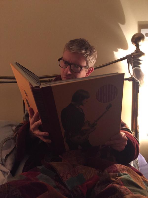 Le he comprado un libro de bolsillo a John. Debería comprarle más.