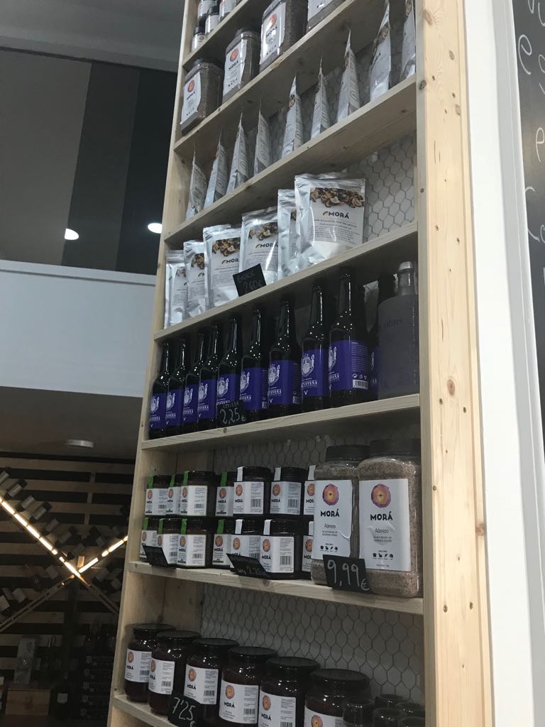 Simbuya_Gin's tweet photo. Si te gusta exquisita gastronomía malagueña, no puedes dejar de visitar #OCHOAGourmet ¡Allí encontrarás los mejores productos delicatessen de la provincia! 🧀🍷🍽️🍺
#SimbuyaGin, #Morá y #LaCueveña ya cuentan con un hueco en el establecimiento. Avda de la Aurora, nº 1 - Málaga. https://t.co/DaIQ9vEFCx