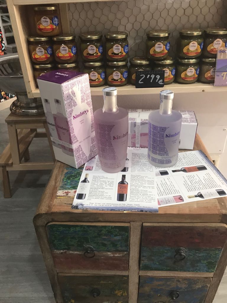 Simbuya_Gin's tweet photo. Si te gusta exquisita gastronomía malagueña, no puedes dejar de visitar #OCHOAGourmet ¡Allí encontrarás los mejores productos delicatessen de la provincia! 🧀🍷🍽️🍺
#SimbuyaGin, #Morá y #LaCueveña ya cuentan con un hueco en el establecimiento. Avda de la Aurora, nº 1 - Málaga. https://t.co/DaIQ9vEFCx
