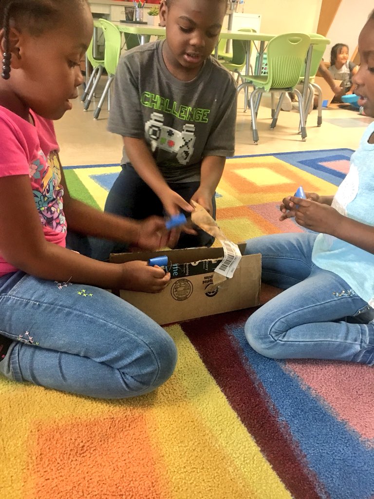 KimCastellucci_'s tweet photo. Building ramps for our force and motion experiment! #inquiry #kinders https://t.co/CnRDcguEbY