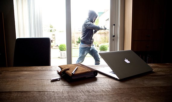 Voorkom een #inbraak tijdens de #voorjaarsvakantie met deze 3 tips:
1. Bewaar waardevolle spullen 💻 💎 uit het zicht 
2. Ruim je woonkamer en keuken bewust niet te netjes op. Laat bewust een aantal kopjes ☕️ of borden 🍽 staan
3. Zet een tijdschakelaar op alle lampen 💡