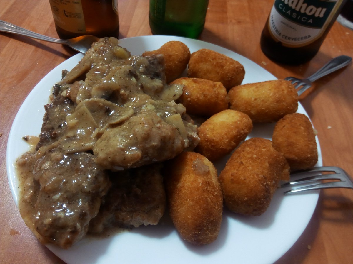 TAPA DEL DÍA, ALBÓNDIGAS EN SALSA Y CROQUETAS CASERAS irdetapeo.blogspot.com.es/2018/02/tapa-d…