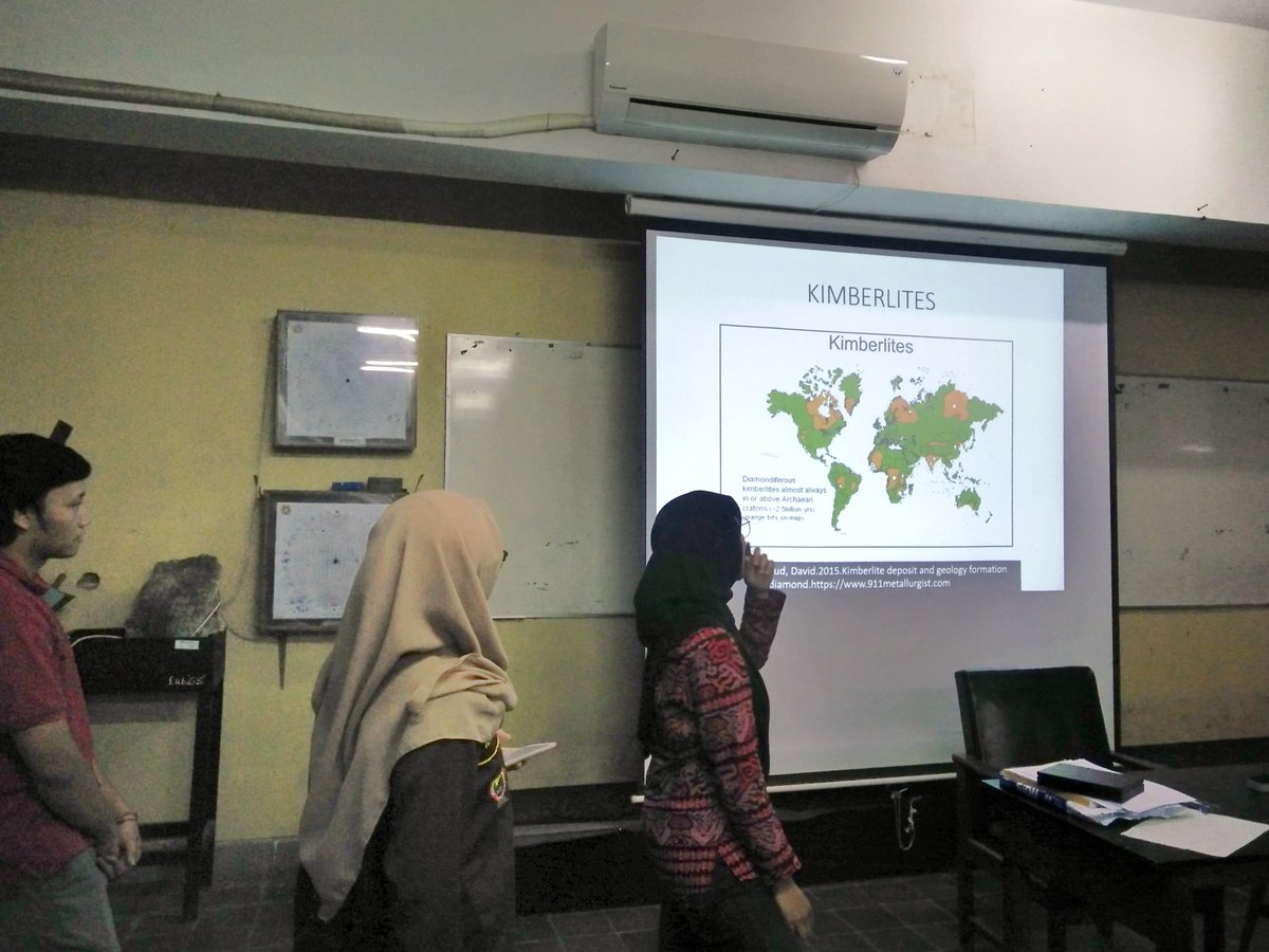 [TODAY'S REPORT]

(23/02) Sedang berlangsung acara Diskusi JUMAWA - SK (Jum'at Wage - Sabtu Kliwon) dengan tema diskusi Tipe Endapan Magmatik.

#GoHardOrGoHome
#MGEISCUPNVYK
