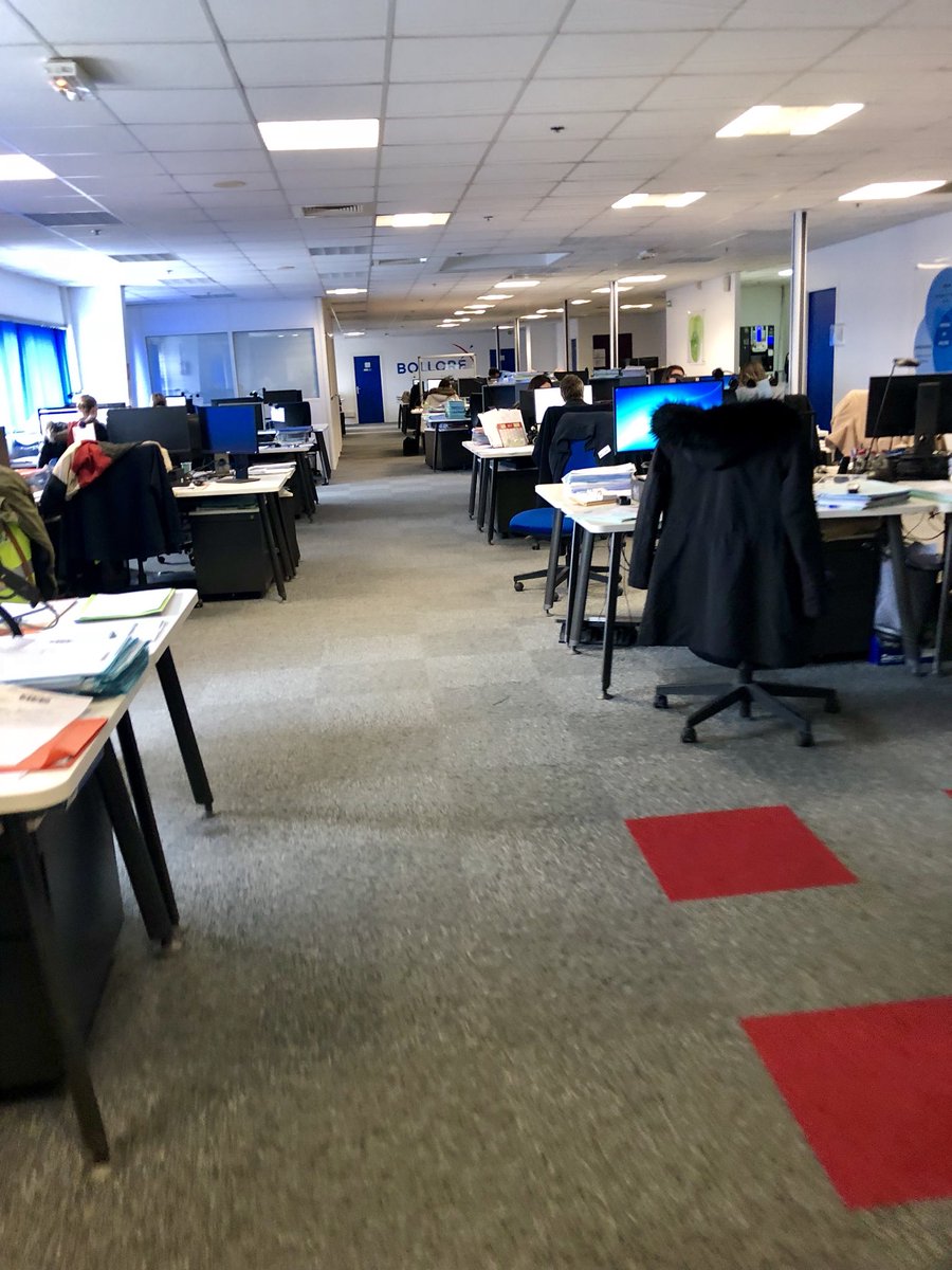 BTSCIRN's tweet photo. Au sein de Bolloré je suis affecté au service Divers Transit Aéro. Dans ce département nous nous occupons uniquement des exportations et des importations par voie aérienne.
Voici le plateau aérien où travaillent les agents de transit https://t.co/6VMw6gf6LP