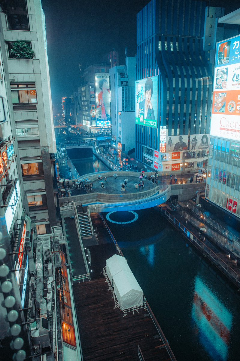 riku_yamashita's tweet photo. 雨の大阪のSFっぽい雰囲気大好き👼🏼
#japan #osaka #neon https://t.co/RnULk6KH8P
