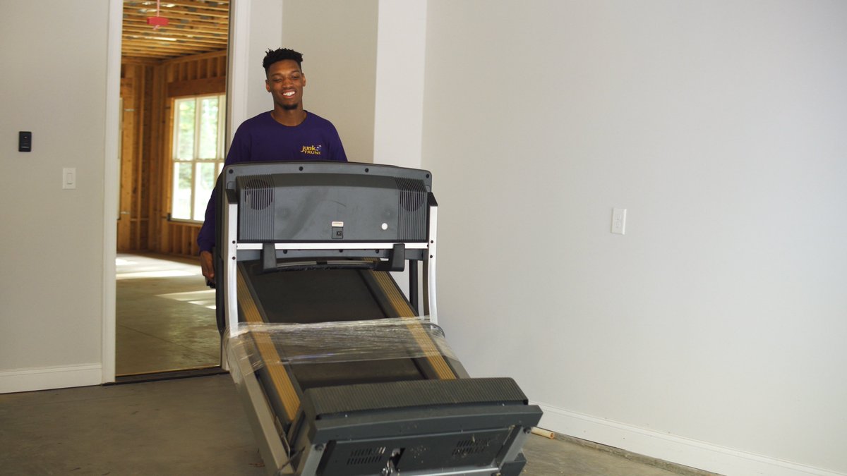 WeAreJunkTrunk's tweet photo. We’ll haul everything that needs to go, from a single item to your biggest #mess. When #time is of the essence, and you’re looking for the best price, Junk Trunk is here to help! #JunkTrunk #NCJunk https://t.co/rdLJzBvbFr
