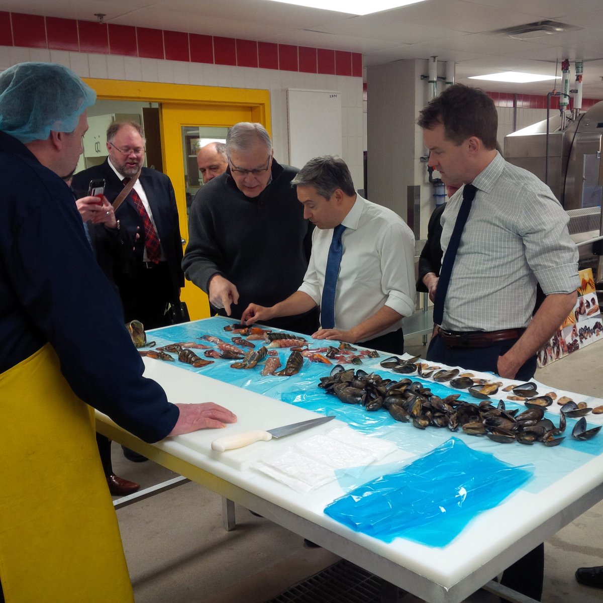 Ministers <a href="/FP_Champagne/">François-Philippe Champagne (FPC) 🇨🇦</a> and <a href="/SeamusORegan/">Seamus O'Regan Jr</a> examining seafood that has been processed using <a href="/marineinstitute/">Marine Institute, Memorial University</a>'s hyperbaric chamber. #Innovation helping seafood companies compete in EU markets under #CETA. <a href="/TCS_SDC/">Trade Commissioner Service</a> <a href="/MemorialU/">Memorial University</a>