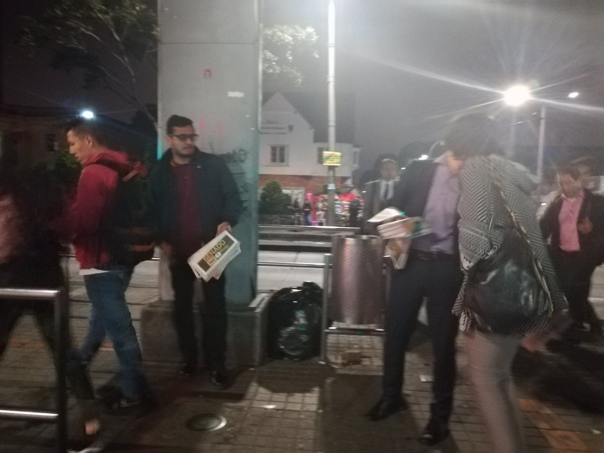 LiliCastanedaM's tweet photo. En las estaciones de Transmilenio reciben el mensaje de @JERobledo 
#VotoRobledoPolo1 https://t.co/SLpO81WY5c