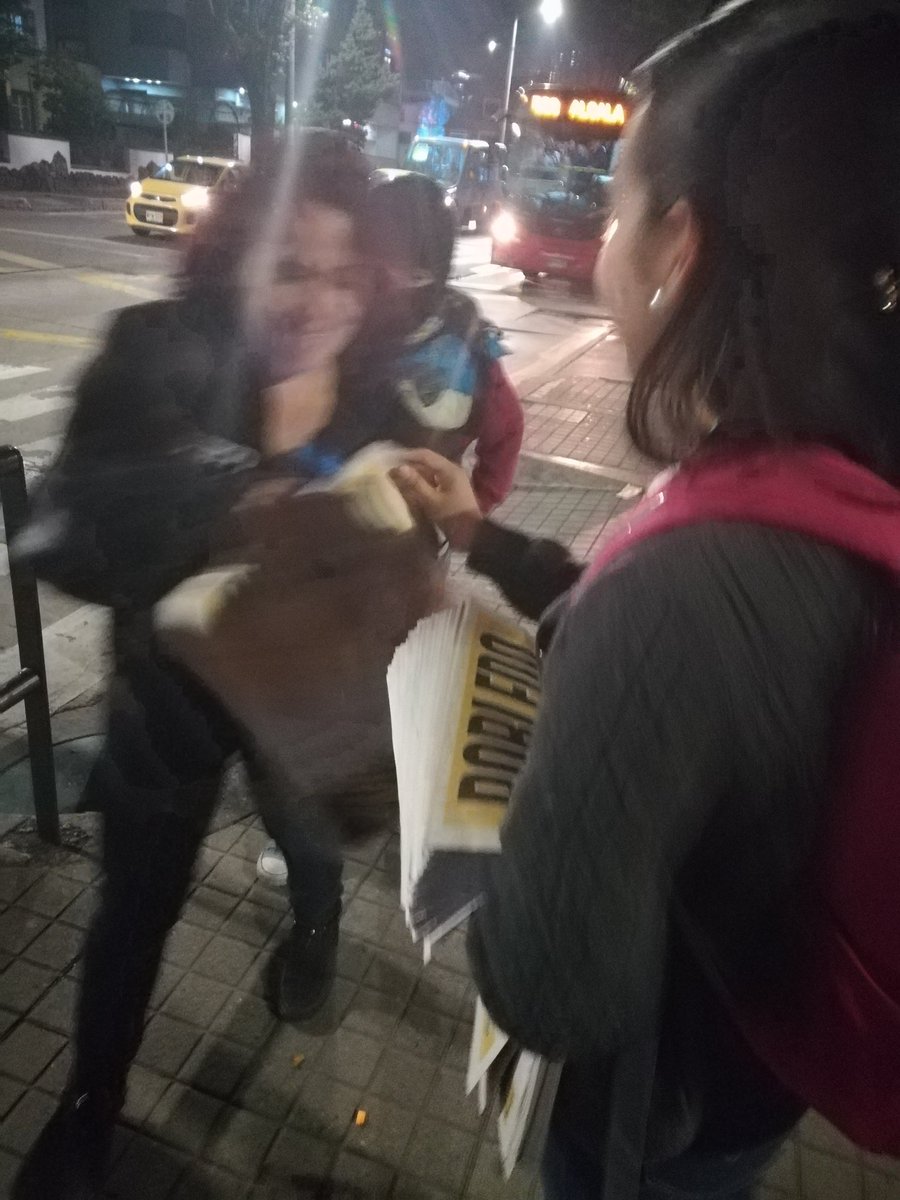 LiliCastanedaM's tweet photo. En las estaciones de Transmilenio reciben el mensaje de @JERobledo 
#VotoRobledoPolo1 https://t.co/SLpO81WY5c