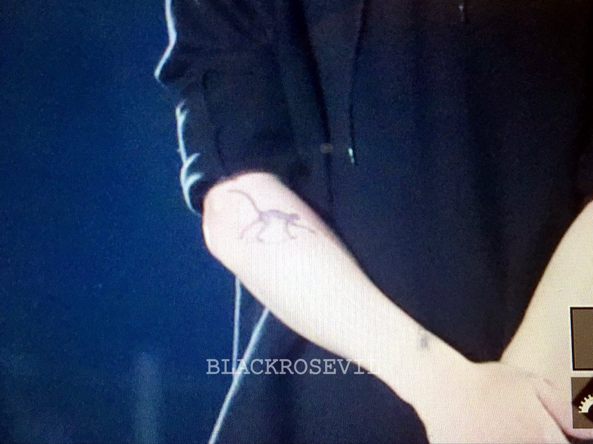 you know i didn't realize chanyeol had tattoos until i saw this picture...  i'm such a fake fan i'm sOrrY | Chanyeol, Artis