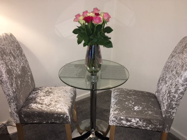 lakelandfurn's tweet image. Check out how amazing our Windsor Crushed velvet silver Dining Chairs look along side our Cortiz Poseur glass Cafe Table. 
#happycustomer #diningchairs #windsor #cafetable #velvetfurniture #smallglasstables