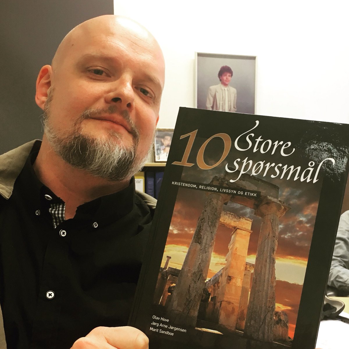 Allmenlærer <a href="/OlavHove/">Olav Hove</a> med 2 vekt-tall i musikk har skrevet verdens korteste spørrebok.