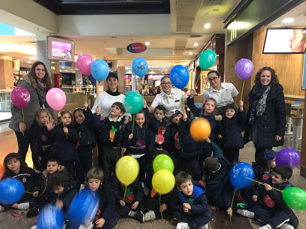 CristoReyEcr's tweet photo. Los niños de 2º de infantil hemos estado de visita educativa en el @McDonalds del Palacio de Hielo y por un día hemos estado al otro lado del mostrador aprendiendo valores como amistad y compañerismo. Desde @CristoReyEcr damos las gracias a @McDonalds por tan divertida visita. https://t.co/ahdwpwgPVC