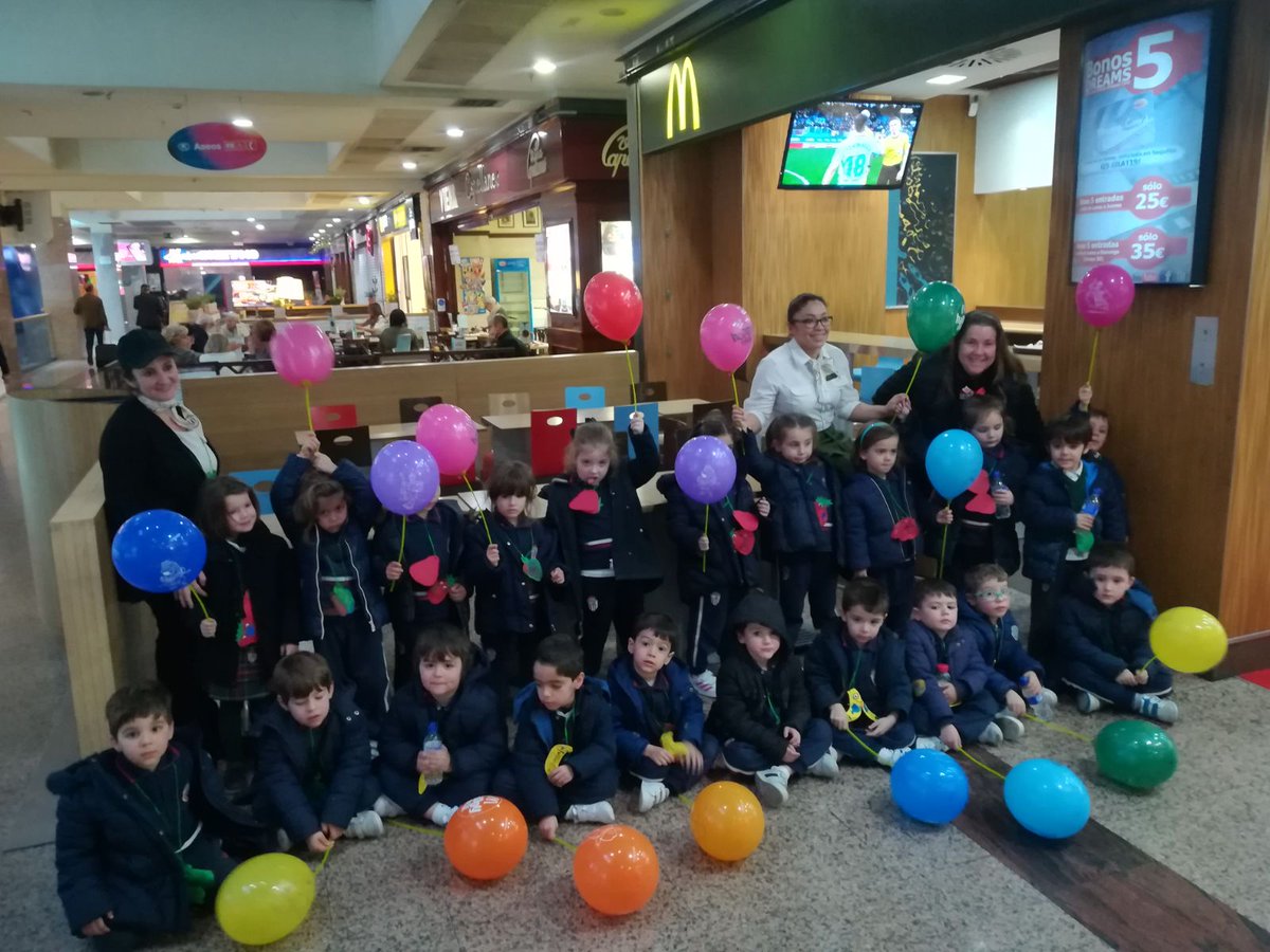 CristoReyEcr's tweet photo. Los niños de 2º de infantil hemos estado de visita educativa en el @McDonalds del Palacio de Hielo y por un día hemos estado al otro lado del mostrador aprendiendo valores como amistad y compañerismo. Desde @CristoReyEcr damos las gracias a @McDonalds por tan divertida visita. https://t.co/ahdwpwgPVC