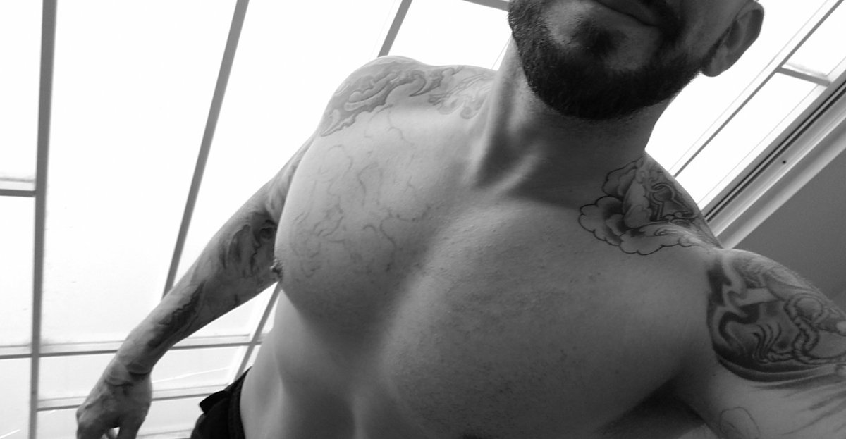 JuanSalgadoArt's tweet photo. Getting there! 💪 #mostlyvegan #pumpingiron #juansalgado https://t.co/G95DksIHEG