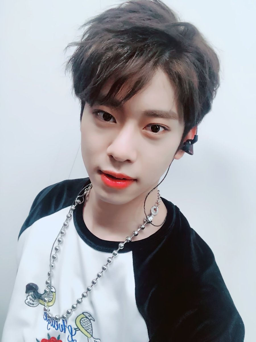 screwbar_'s tweet photo. 이미 혀니 얼굴만으로도 너무 완벽한 셀카지만.. 개인 취향으로.. 재보정 해봤습니다... 동현이 덕분에 오늘도 따듯한 밤 🌌🌌 https://t.co/q5q0ZMCSKL