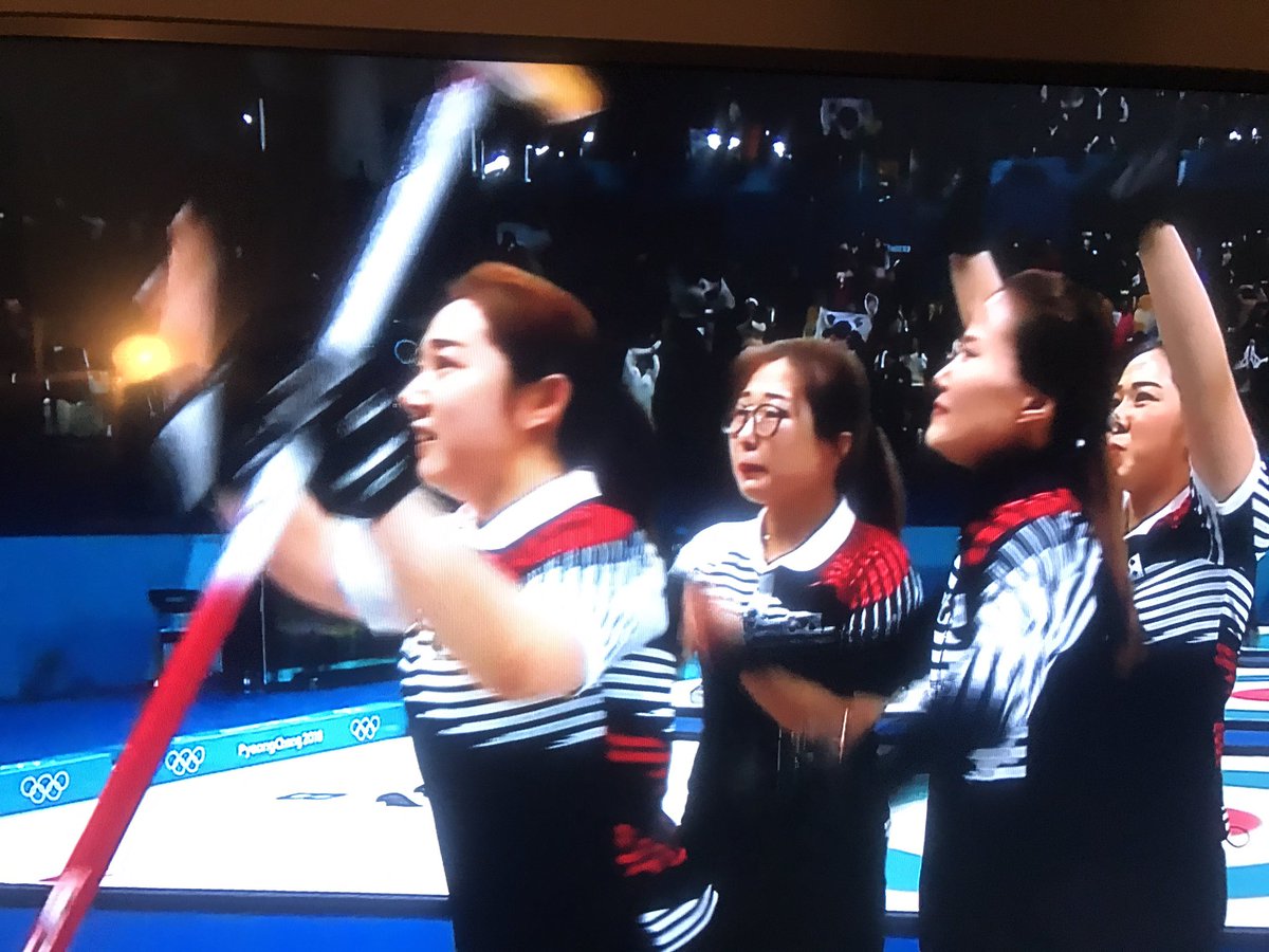 fredojardias's tweet photo. Et... à la dernière pierre de la manche de prolongation d'un match incroyablement tendu, les Coréennes marquent LE point qu'il leur faut pour accéder à la finale olympique !!! La légende continue. #curling #youngmi https://t.co/ZD0CPbsjOP