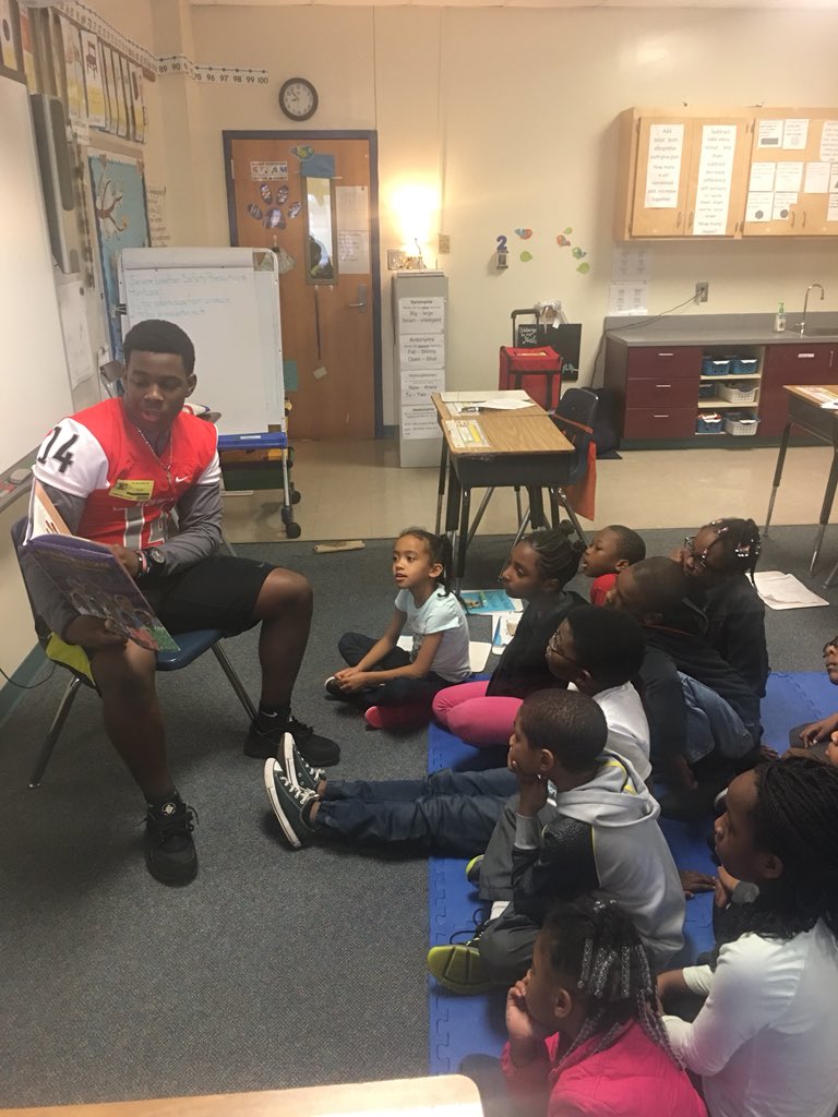 lorettadailey35's tweet photo. A Special THANKS to the West Wood RedHawks Readers  for sharing  a great book with my students. https://t.co/T5Uosprmju