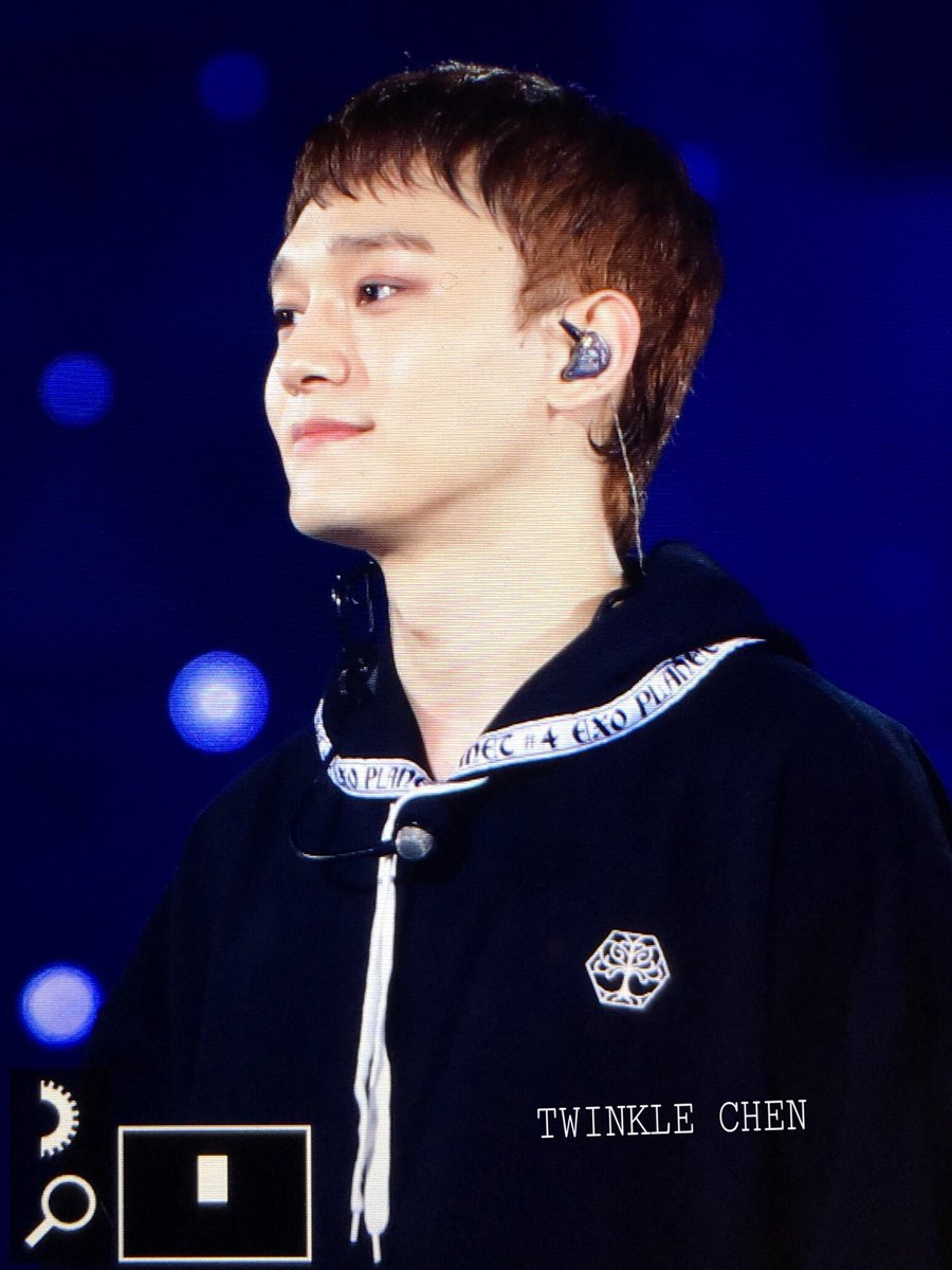 twinklechen0921's tweet photo. 180223 첸 귀여워••• #EXOL #iHeartAwards #BestFanArmy @weareoneEXO https://t.co/JyqR4YvXqU
