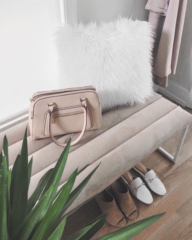 mission_edit's tweet photo. Friday decor inspiration! We are so in love with this color scheme and those two pairs of shoes as well ;) #missionedit #decorgoals #inspo #fashion #style https://t.co/TV6gHNbraP
