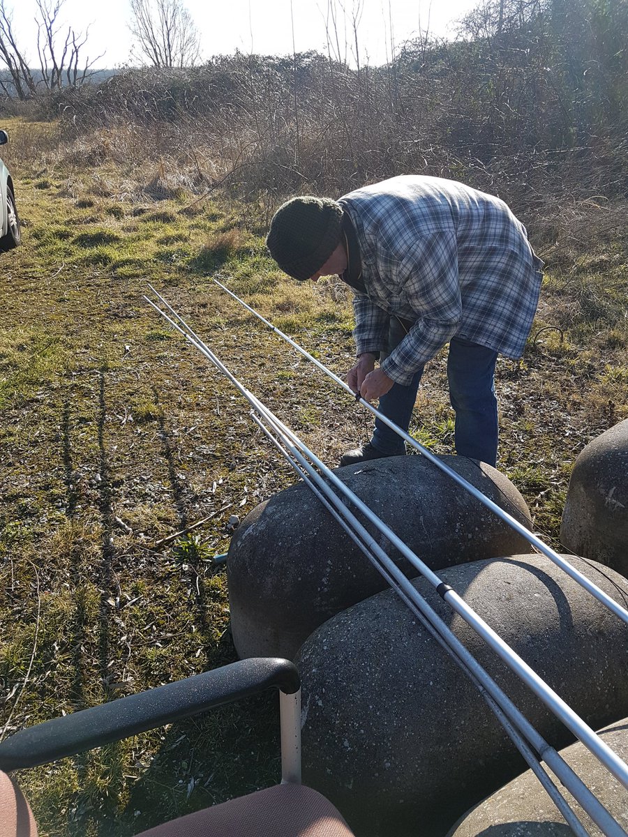 PI4COM's tweet photo. Another day at the cold #PI4COM Office. Kees #PA3BWD Florian #PB8DX Richard #PD4RD and Alex #PA1AW doing repair work to our damaged 20m yagi. #hamradio https://t.co/M1NWNE75sA