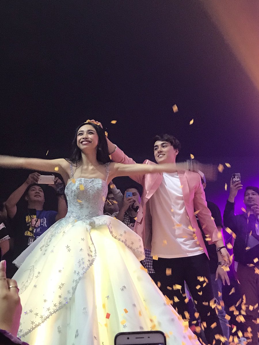 paoxventura's tweet photo. A night to remember.  #MAYMAYLivingTheDream https://t.co/PjulnzL0zP