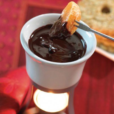 ProvigoQc's tweet photo. Pour faire sensation ce week-end, étalez des fruits et des bretzels sur un papier parchemin et nappez le tout de cette fondue au chocolat et à l'orange. Vous pouvez même faire participer les enfants pour un maximum de plaisir ! 🍓🍌🥨🍫 https://t.co/uavhGRG6ub https://t.co/ambjYqv5NE