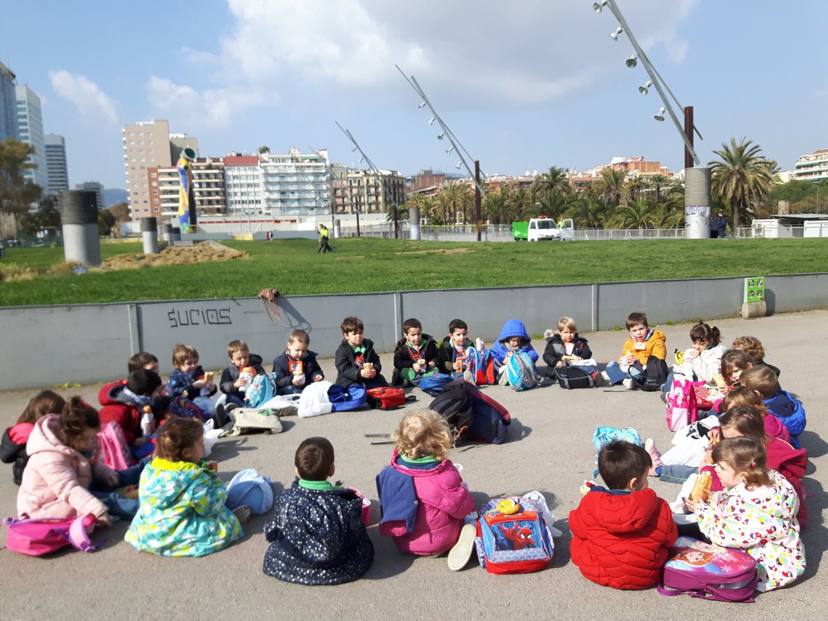 FEDACSantAndreu's tweet photo. #infantil3anys: fem la foto de grup i baixem a dinar ben a prop de la #Donaiocell. Una estona de joc i... cap a casa! #feliços #JoanMiró #artforkids #descobrimjunts #aprenemjugant #escolaaSantAndreu #educacióinfantil #passiópereducar https://t.co/nzhywNqpgJ