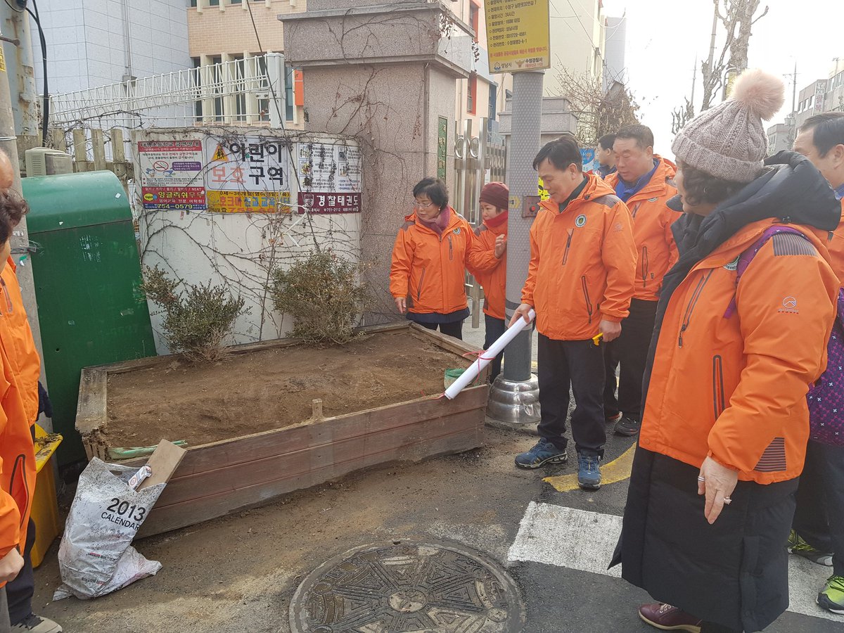 태평3동 자율방재단(단장 마규식)은 18.2.23.(금) 17시 관내 구석구석을 살피며 예찰활동을 실시하였습니다. 주민들이 불편할 수 있는 부분들을 찾아 해결방안을 모색하고, 조치 하였습니다. 

태평3동의 안전지킴이 역할을 멋찌게 해주셔서 감사합니다^^

#성남시