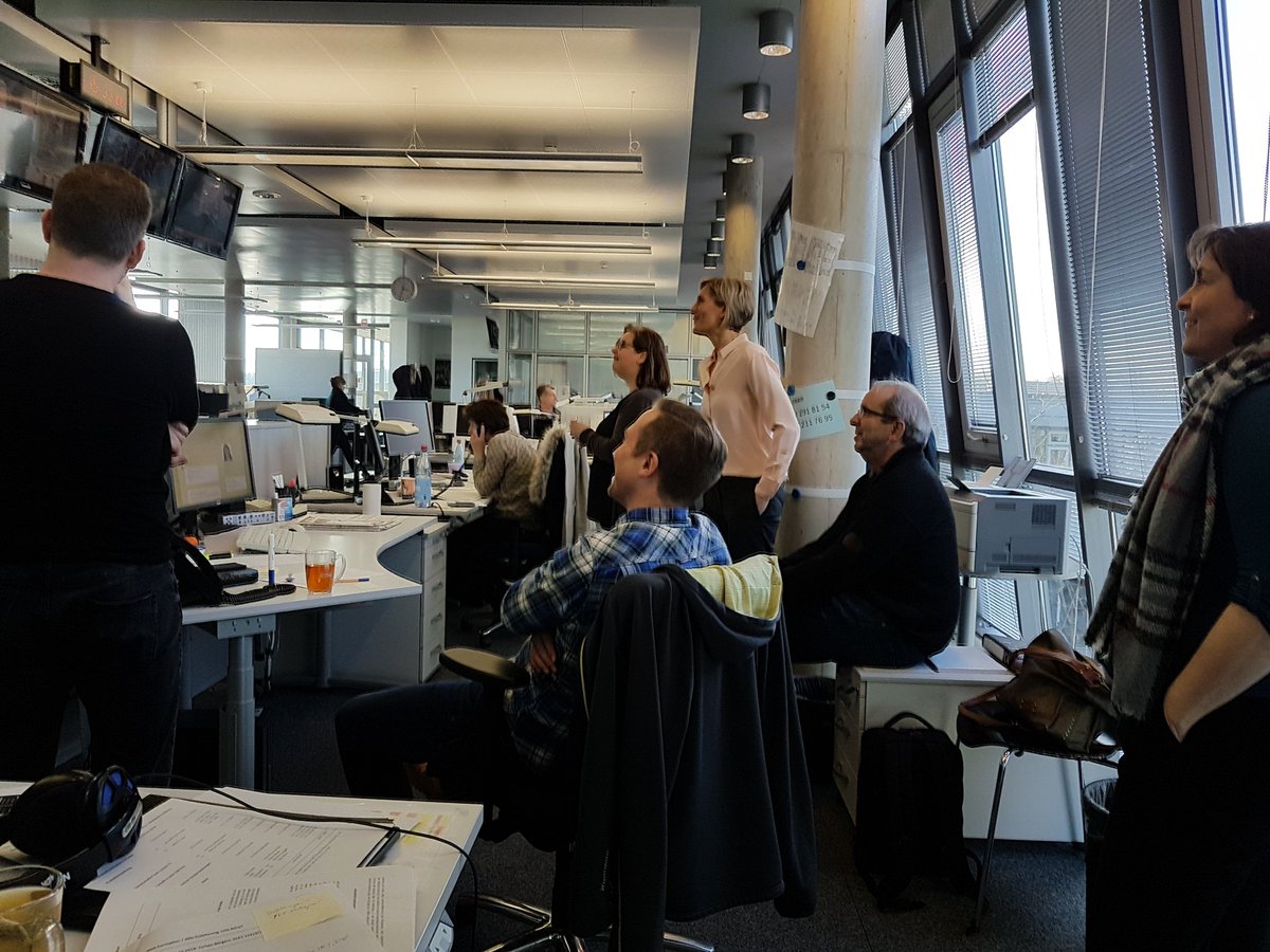 Kurze Sendepause im Newsroom. Gespannter Blick auf die Bildschirme. Und dann Jubel.#eishockeywunder #PyongChang2018 <a href="/NDRreporter/">NDR Reporter</a> @mller_online <a href="/StichlerSusanne/">Susanne Stichler</a> <a href="/TorbenBoergers/">Torben Börgers</a>