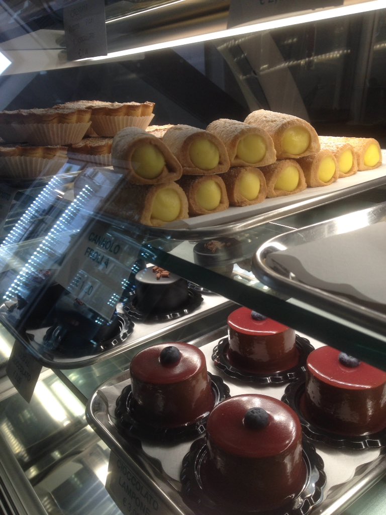 FODCISTERNINO's tweet photo. Previsioni per il fine settimana pioggia e freddo, non rimane altro che una dolce consolazione @FODCISTERNINO zxz https://t.co/YxkjPPSewb