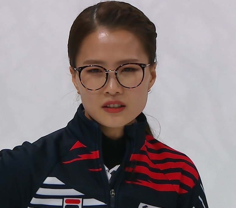 カーリング女子 韓国チームのキム ウンジョン選手が 機動戦記ガンダムwのレディ アン と同じだと話題に Togetter