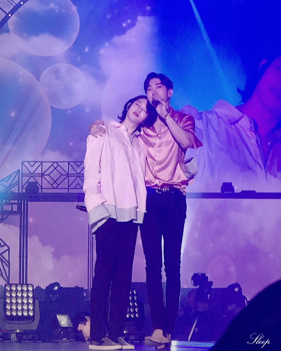 NINTHYDE's tweet image. either heechul is really small or siwon is just too tall