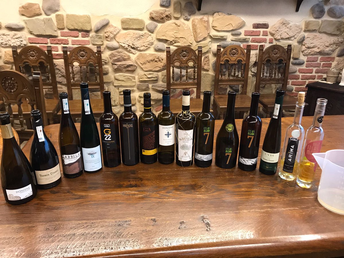Hoy para acabar la semana #cata muy didáctica! Bonita! El #TXAKOLI tiene realmente un brillante futuro, zorionak denoi!!