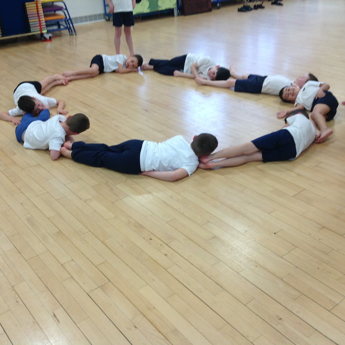 WhybridgeInfant's tweet photo. Sycamore class enjoyed creating 2D shapes during their PE lesson today #mathsthroughmovement https://t.co/A86E2PRTLO