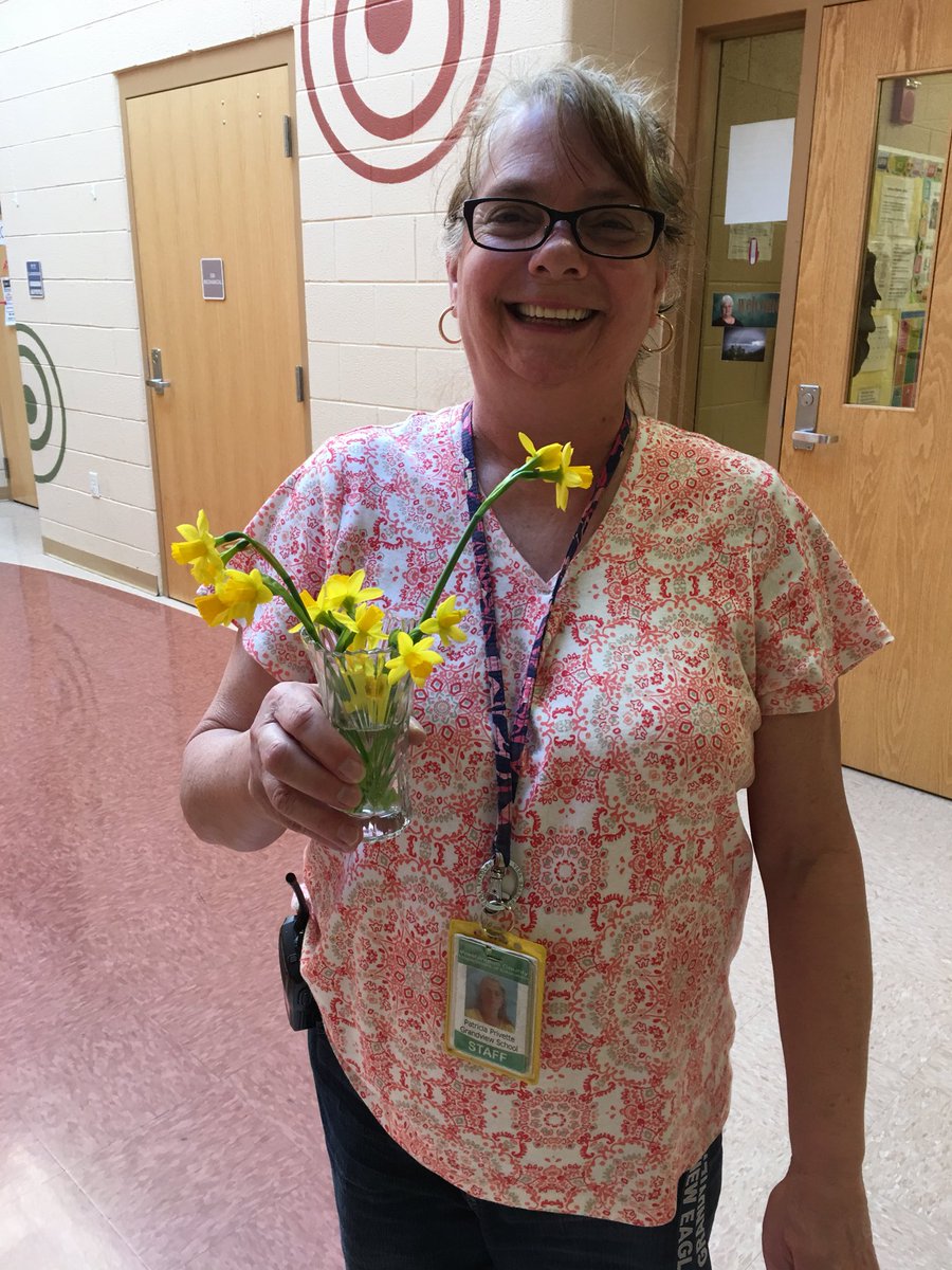 Ss Love Mrs. Patricia! She does a lot for our school. One of our students brought her a bouquet of flowers this morning. Way to go Grandview Students! <a href="/GrandviewES/">Grandview School</a>
