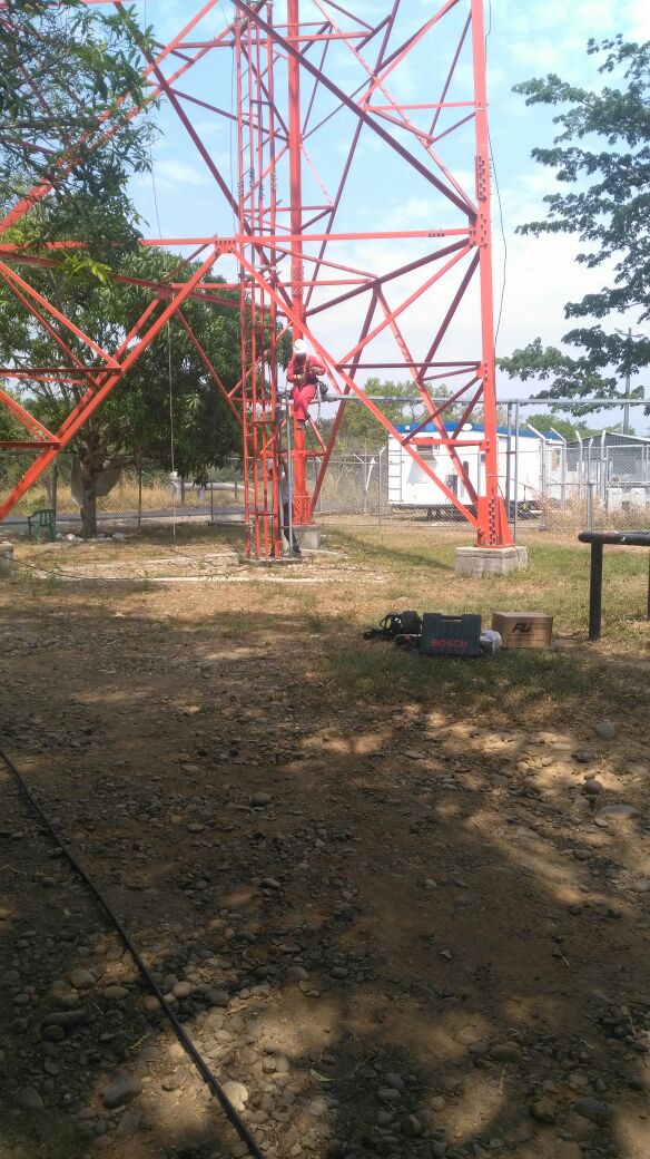 CMCVCIO's tweet photo. Alianza estratégica @VillavoAlcaldia @PoliciaVillavo y @ECOPETROL_SA Instalación de nuevas repetidoras en Vereda Suria para el fortalecimiento de  la red de apoyo de los ganaderos; "estamos en pruebas"#LaCosaEsHaciendo https://t.co/XlN7LVvhEw