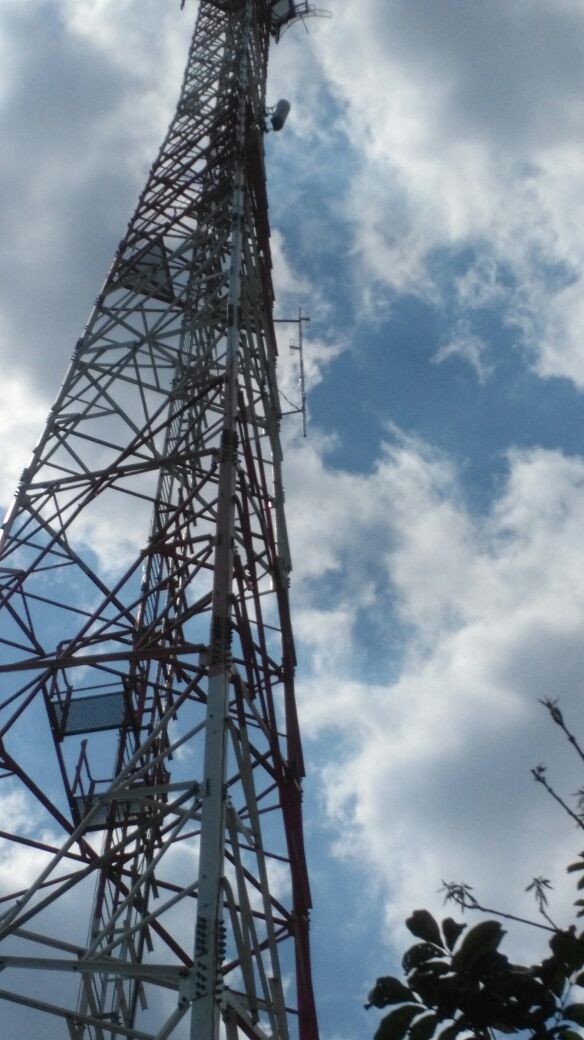 CMCVCIO's tweet photo. Alianza estratégica @VillavoAlcaldia @PoliciaVillavo y @ECOPETROL_SA Instalación de nuevas repetidoras en Vereda Suria para el fortalecimiento de  la red de apoyo de los ganaderos; "estamos en pruebas"#LaCosaEsHaciendo https://t.co/XlN7LVvhEw